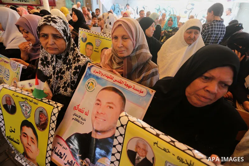 Palestinians take part in a protest demanding release the prisoners in Israeli jails, in front of Red cross office, in Gaza city, on June 27, 2016. Photo by Mohammed Asad