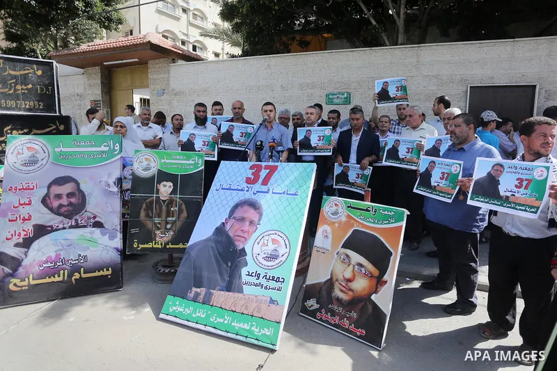 Palestinians take part in a protest demanding release the prisoners in Israeli jails, in front of Red cross office, in Gaza city, on June 27, 2016. Photo by Mohammed Asad