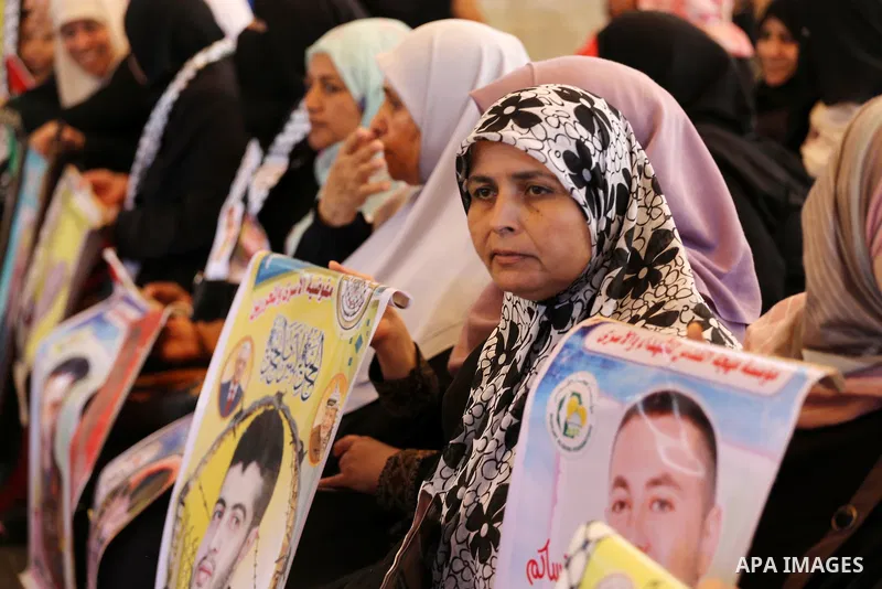 Palestinians take part in a protest demanding release the prisoners in Israeli jails, in front of Red cross office, in Gaza city, on June 27, 2016. Photo by Mohammed Asad