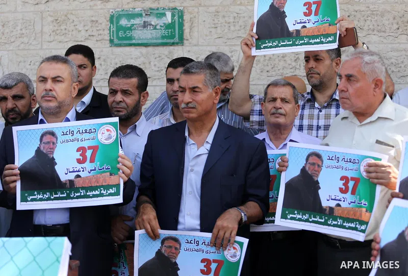Palestinians take part in a protest demanding release the prisoners in Israeli jails, in front of Red cross office, in Gaza city, on June 27, 2016. Photo by Mohammed Asad