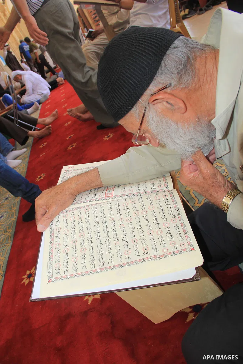 Palestinian men read the Koran, Islam's holy book, at al-Aqsa mosque during the holy month of Ramadan, in Jerusalem's old city, on June 28, 2016. An Israeli police spokesman said on Tuesday that the compound would be clo...