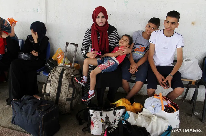 Palestinians wait for a travel permit to cross into Egypt through the Rafah border crossing after it was opened by Egyptian authorities for five days, in the southern Gaza Strip June 29, 2016. Photo by Abed Rahim Khatib