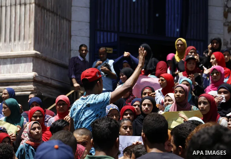 High school students take part in a protest against the cancellation and postponement of exams after a series of exam leaks, in front of journalists syndicate in Cairo, Egypt June 29, 2016. Photo by Amr Sayed