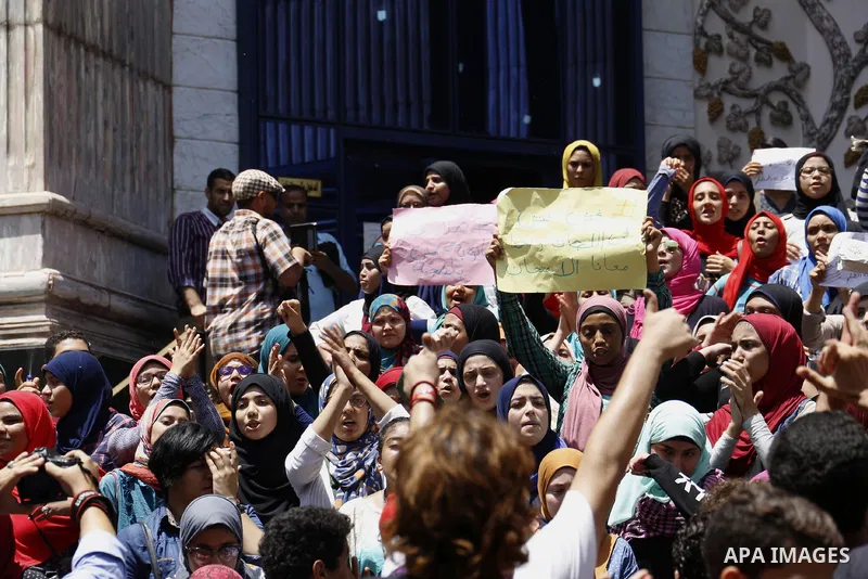 High school students take part in a protest against the cancellation and postponement of exams after a series of exam leaks, in front of journalists syndicate in Cairo, Egypt June 29, 2016. Photo by Amr Sayed