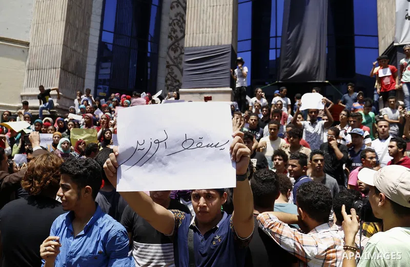 High school students take part in a protest against the cancellation and postponement of exams after a series of exam leaks, in front of journalists syndicate in Cairo, Egypt June 29, 2016. Photo by Amr Sayed