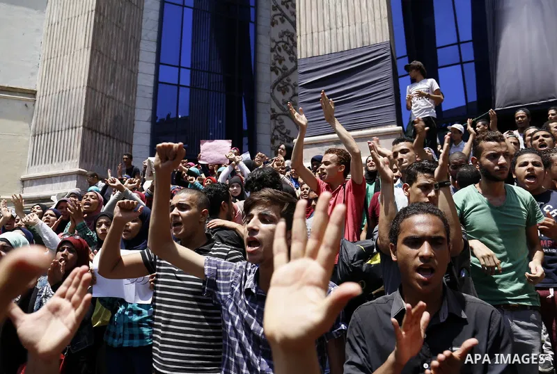High school students take part in a protest against the cancellation and postponement of exams after a series of exam leaks, in front of journalists syndicate in Cairo, Egypt June 29, 2016. Photo by Amr Sayed