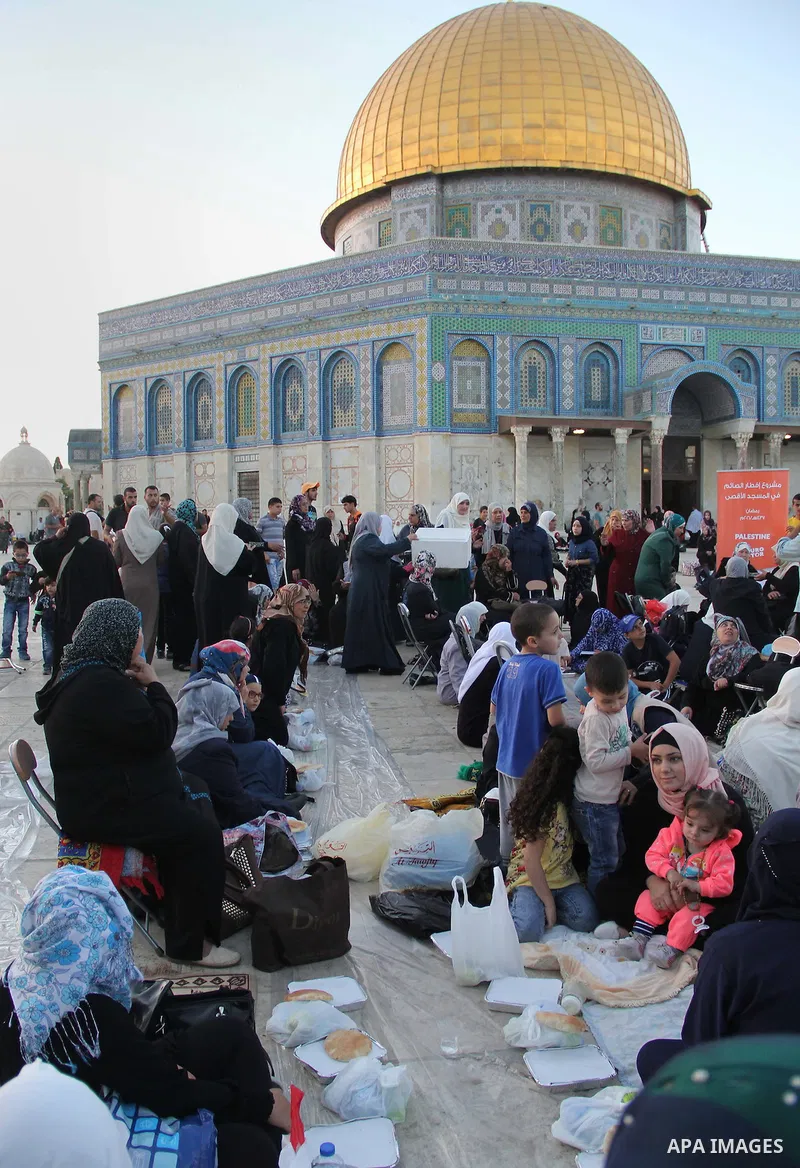 Palestinian muslims prepare to break their fast during the holy fasting month of Ramadan in front of the Dome of the Rock mosque at the al-Aqsa mosque compound, in Jerusalem's old city on June 29, 2016. Ramadan is sacred...