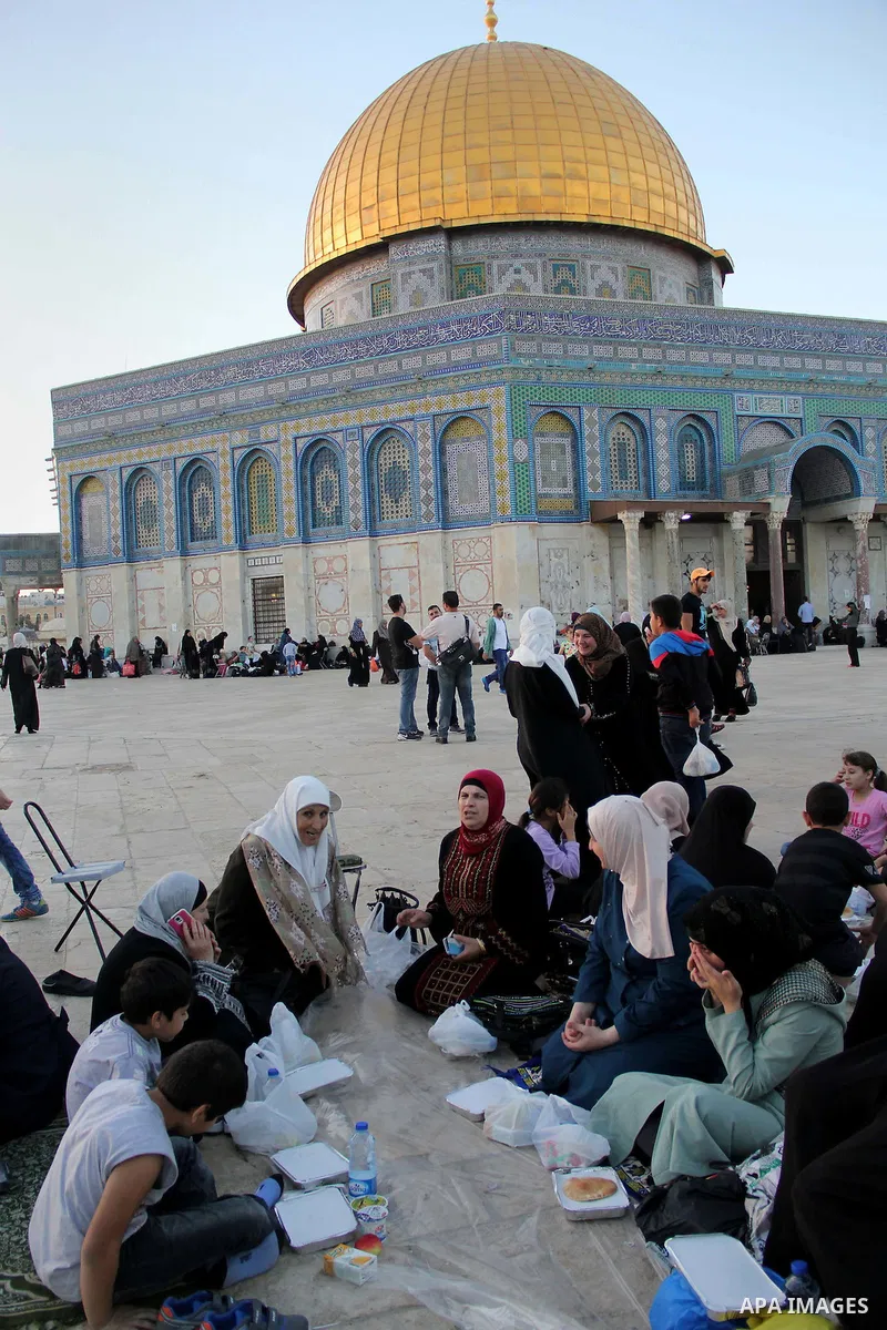 Palestinian muslims prepare to break their fast during the holy fasting month of Ramadan in front of the Dome of the Rock mosque at the al-Aqsa mosque compound, in Jerusalem's old city on June 29, 2016. Ramadan is sacred...