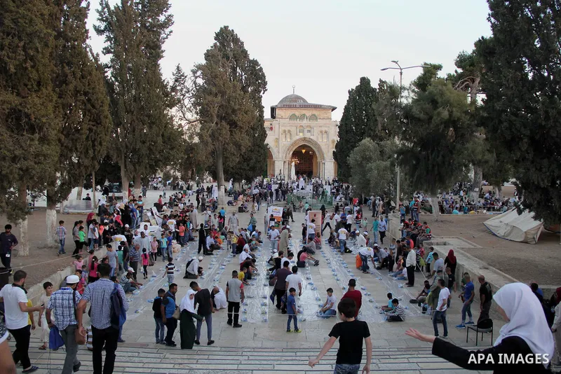Palestinian muslims prepare to break their fast during the holy fasting month of Ramadan in front of the Dome of the Rock mosque at the al-Aqsa mosque compound, in Jerusalem's old city on June 29, 2016. Ramadan is sacred...