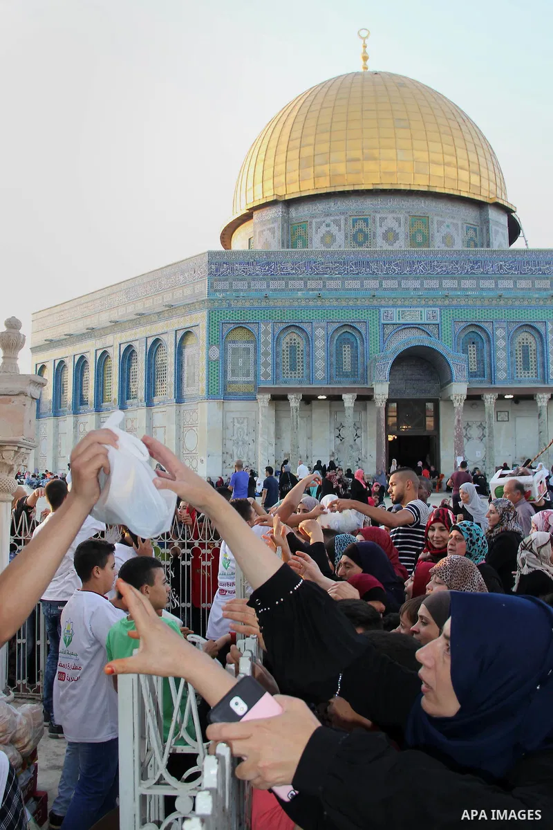 Palestinian muslims prepare to break their fast during the holy fasting month of Ramadan in front of the Dome of the Rock mosque at the al-Aqsa mosque compound, in Jerusalem's old city on June 29, 2016. Ramadan is sacred...