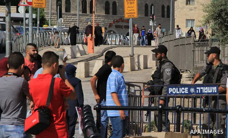 Israeli border police stand guard in Jerusalem's old city on June 30, 2016 during the holy fasting month of Ramadan. Photo by Mahfouz Abu Turk
