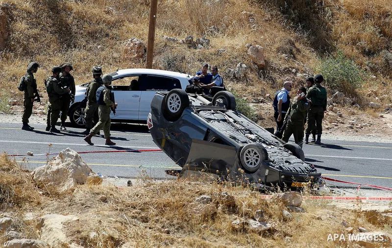 Israeli security forces gather at the scene following a shooting on an Israeli car near the West Bank city of Hebron July 1, 2016. Photo by Wisam Hashlamoun
