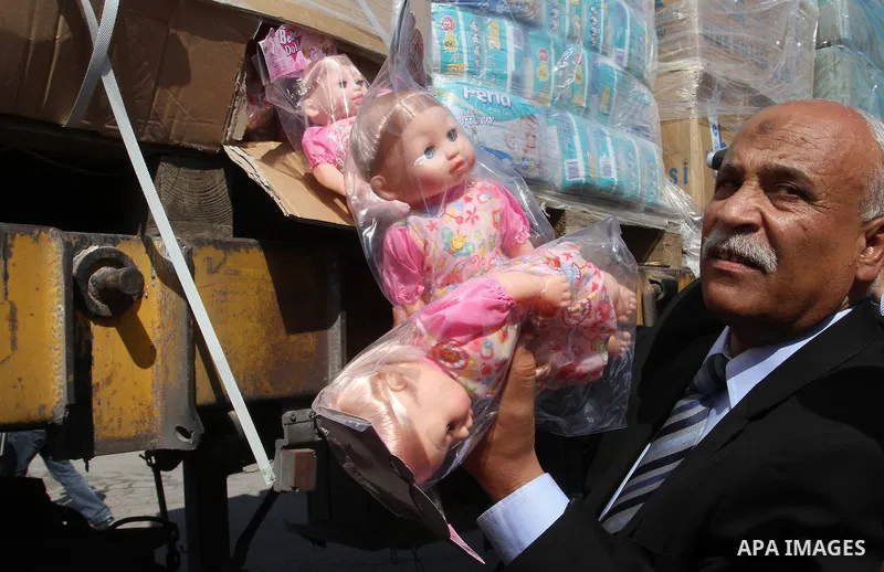 Undersecretary of the ministry of social affairs in Gaza, Yousef Ibrahim, shows contents of humanitarian aid parcels provided by Turkey to the press after it entered the southern Gaza Strip from Israel through the Kerem...