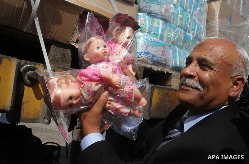 Undersecretary of the ministry of social affairs in Gaza, Yousef Ibrahim, shows contents of humanitarian aid parcels provided by Turkey to the press after it entered the southern Gaza Strip from Israel through the Kerem...