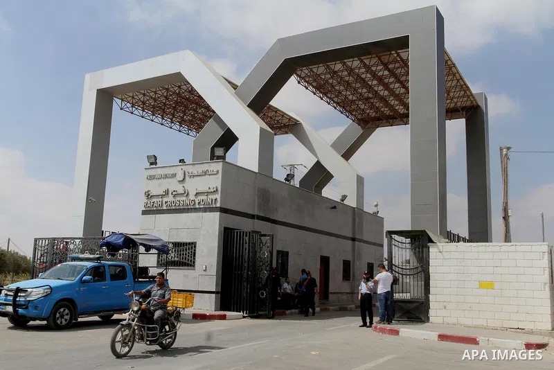 Palestinians wait for a travel permit to cross into Egypt through the Rafah border crossing after it was opened by Egyptian authorities for five days, in the southern Gaza Strip July 04, 2016. Photo by Abed Rahim Khatib