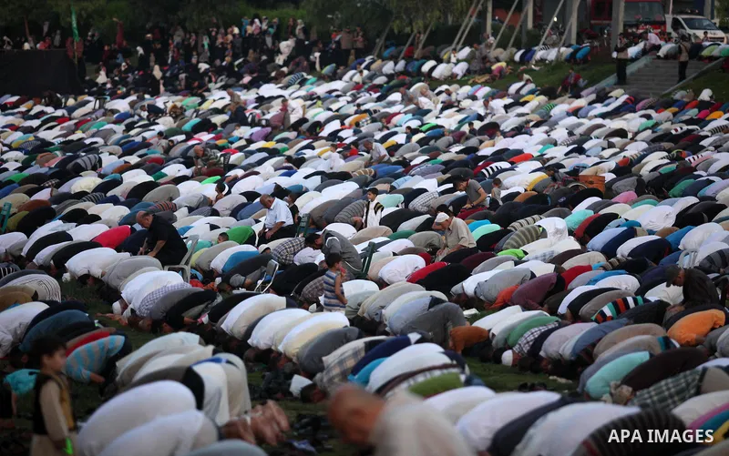 Palestinians attend the morning prayers for Eid al-Fitr celebrations, which marks the end of the holy fasting month of Ramadan, in Gaza City July 6, 2016. Photo by Ashraf Amra