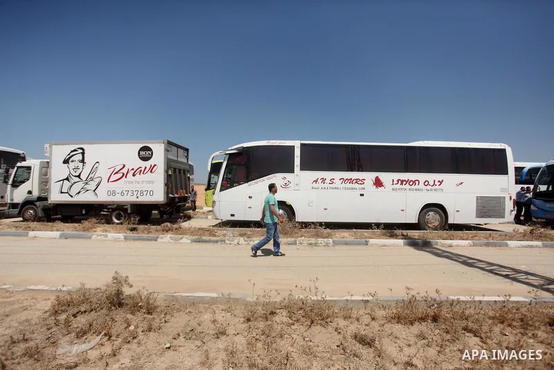 Palestinians check vehicles upon arrival at Erez crossing between Israel and northern Gaza Strip July 13, 2016. Israel opened a second crossing with Gaza on Wednesday to allow the entry ofvehicles for the first time sinc...