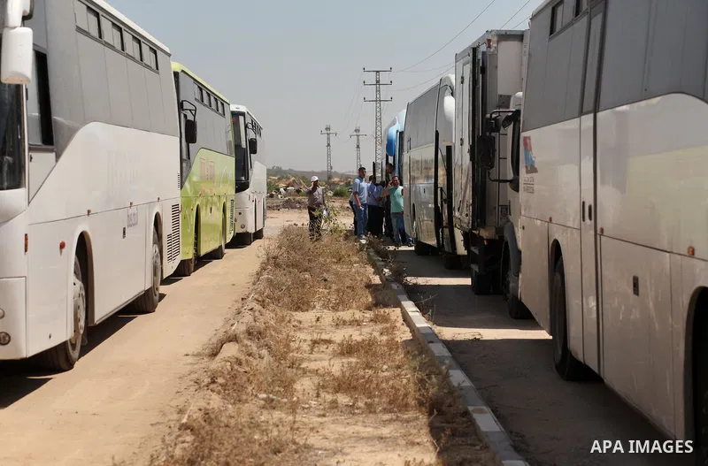 Palestinians check vehicles upon arrival at Erez crossing between Israel and northern Gaza Strip July 13, 2016. Israel opened a second crossing with Gaza on Wednesday to allow the entry ofvehicles for the first time sinc...