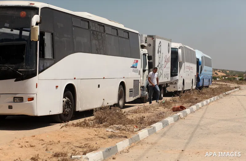 Palestinians check vehicles upon arrival at Erez crossing between Israel and northern Gaza Strip July 13, 2016. Israel opened a second crossing with Gaza on Wednesday to allow the entry ofvehicles for the first time sinc...