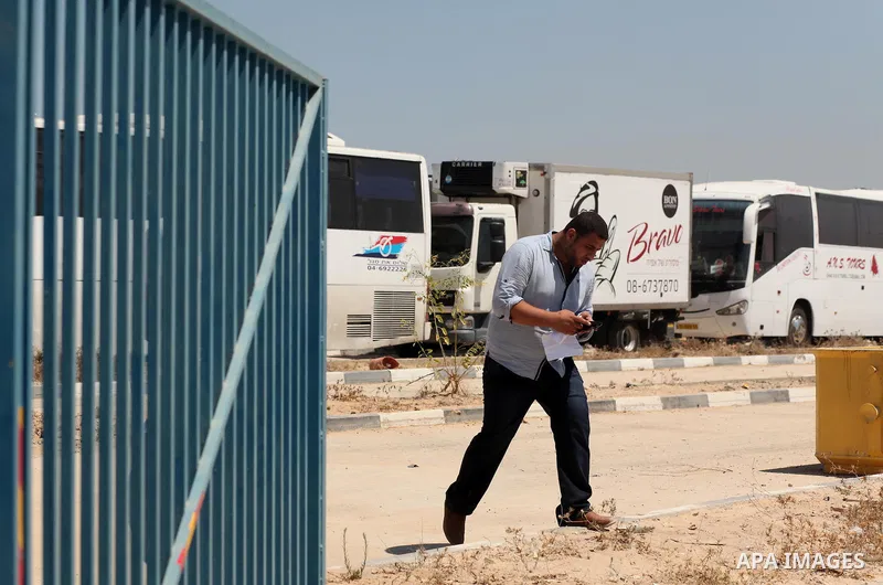 Palestinians check vehicles upon arrival at Erez crossing between Israel and northern Gaza Strip July 13, 2016. Israel opened a second crossing with Gaza on Wednesday to allow the entry ofvehicles for the first time sinc...