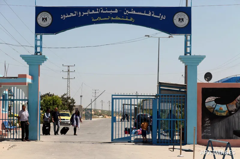Palestinians check vehicles upon arrival at Erez crossing between Israel and northern Gaza Strip July 13, 2016. Israel opened a second crossing with Gaza on Wednesday to allow the entry ofvehicles for the first time sinc...