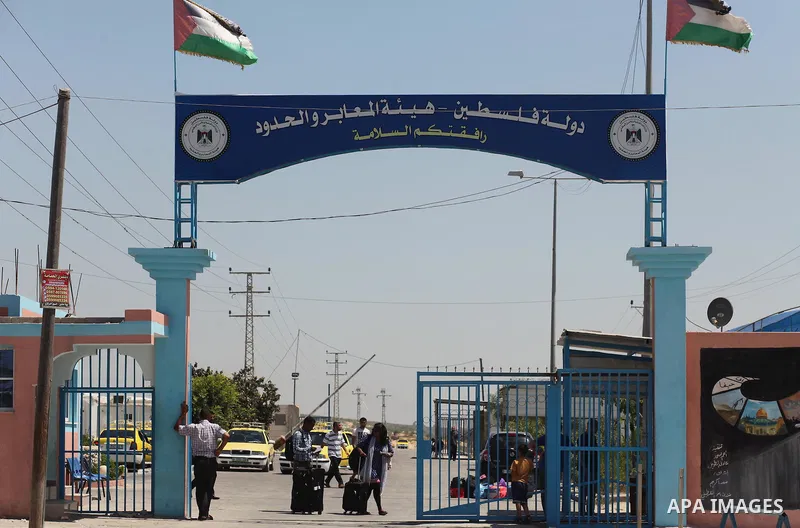 Palestinians check vehicles upon arrival at Erez crossing between Israel and northern Gaza Strip July 13, 2016. Israel opened a second crossing with Gaza on Wednesday to allow the entry ofvehicles for the first time sinc...