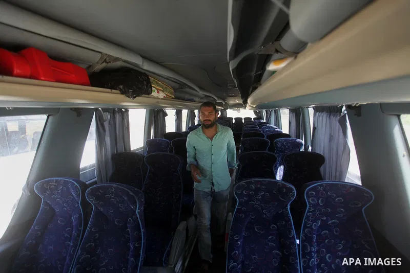 Palestinians check vehicles upon arrival at Erez crossing between Israel and northern Gaza Strip July 13, 2016. Israel opened a second crossing with Gaza on Wednesday to allow the entry ofvehicles for the first time sinc...
