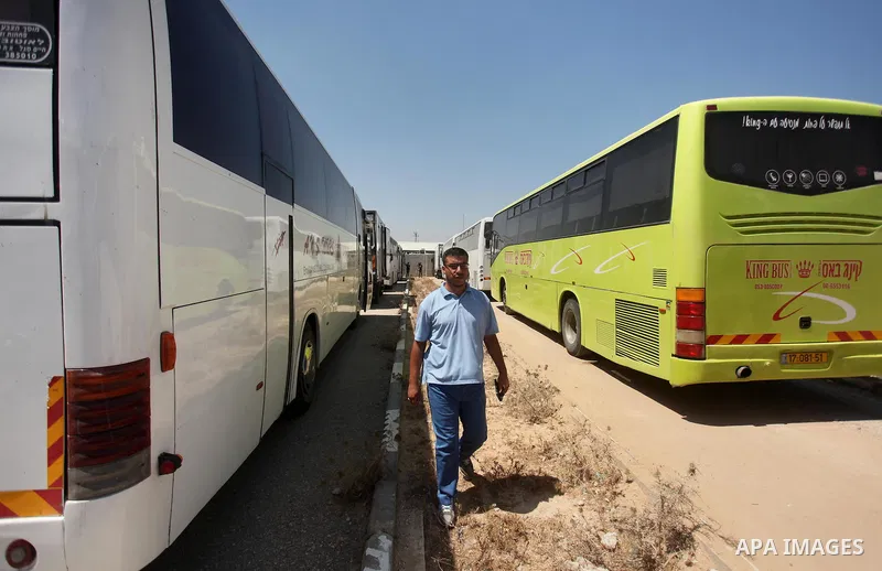Palestinians check vehicles upon arrival at Erez crossing between Israel and northern Gaza Strip July 13, 2016. Israel opened a second crossing with Gaza on Wednesday to allow the entry ofvehicles for the first time sinc...