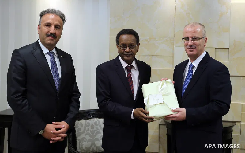 Palestinian Prime Minister Rami Hamdallah meets with Director General of the Arab States Broadcasting Union, in the West Bank city of Ramallah, on July 14, 2016. Photo by Prime Minister Office