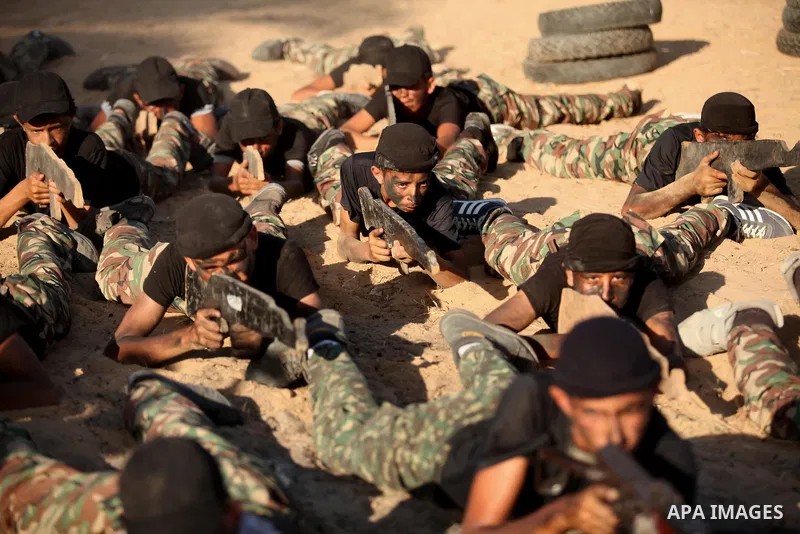 Palestinian youths take part in a military-style graduation ceremony at a summer camp organized by the Islamic Jihad Movement in Khan Younis in the southern Gaza Strip July 15, 2016. Photo by Ashraf Amra