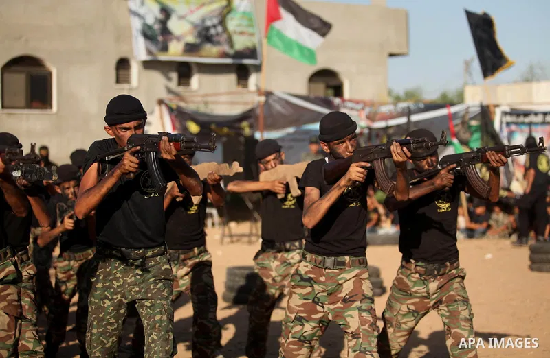 Palestinian youths take part in a military-style graduation ceremony at a summer camp organized by the Islamic Jihad Movement in Khan Younis in the southern Gaza Strip July 15, 2016. Photo by Ashraf Amra