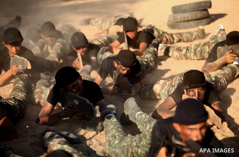 Palestinian youths take part in a military-style graduation ceremony at a summer camp organized by the Islamic Jihad Movement in Khan Younis in the southern Gaza Strip July 15, 2016. Photo by Ashraf Amra