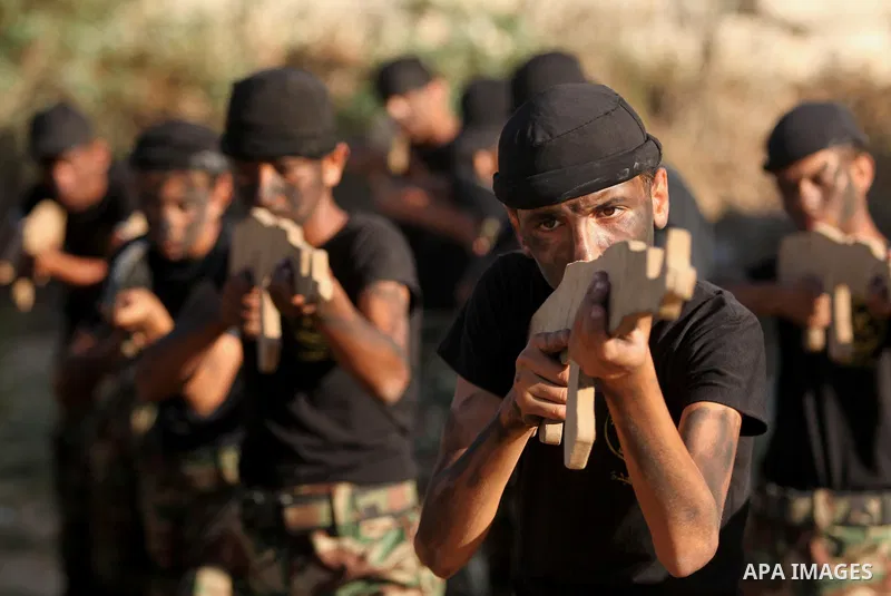 Palestinian youths take part in a military-style graduation ceremony at a summer camp organized by the Islamic Jihad Movement in Khan Younis in the southern Gaza Strip July 15, 2016. Photo by Ashraf Amra