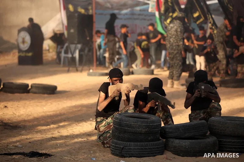 Palestinian youths take part in a military-style graduation ceremony at a summer camp organized by the Islamic Jihad Movement in Khan Younis in the southern Gaza Strip July 15, 2016. Photo by Ashraf Amra