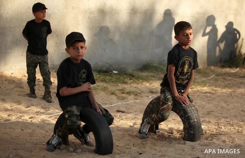 Palestinian youths take part in a military-style graduation ceremony at a summer camp organized by the Islamic Jihad Movement in Khan Younis in the southern Gaza Strip July 15, 2016. Photo by Ashraf Amra
