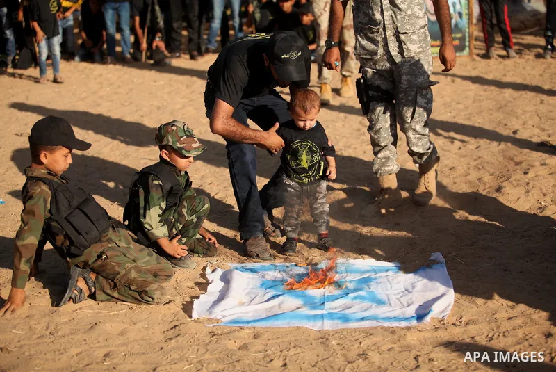 Palestinian youths take part in a military-style graduation ceremony at a summer camp organized by the Islamic Jihad Movement in Khan Younis in the southern Gaza Strip July 15, 2016. Photo by Ashraf Amra