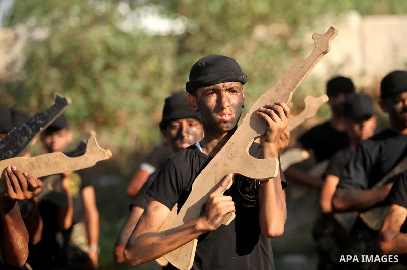 Palestinian youths take part in a military-style graduation ceremony at a summer camp organized by the Islamic Jihad Movement in Khan Younis in the southern Gaza Strip July 15, 2016. Photo by Ashraf Amra