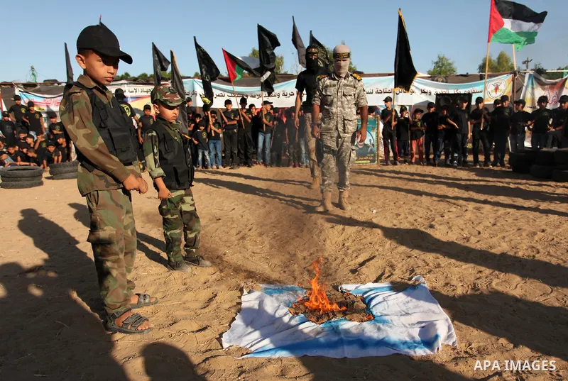 Palestinian youths take part in a military-style graduation ceremony at a summer camp organized by the Islamic Jihad Movement in Khan Younis in the southern Gaza Strip July 15, 2016. Photo by Ashraf Amra