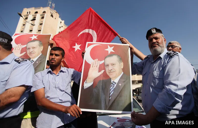 Palestinians hold banners during a protest against military coup attempt in Turkey, in Khan Younis in the southern Gaza strip, on July 16, 2016. Photo by Ashraf Amra
