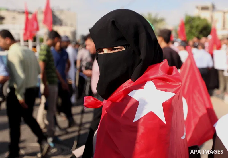 Palestinians hold banners during a protest against military coup attempt in Turkey, in Khan Younis in the southern Gaza strip, on July 16, 2016. Photo by Ashraf Amra