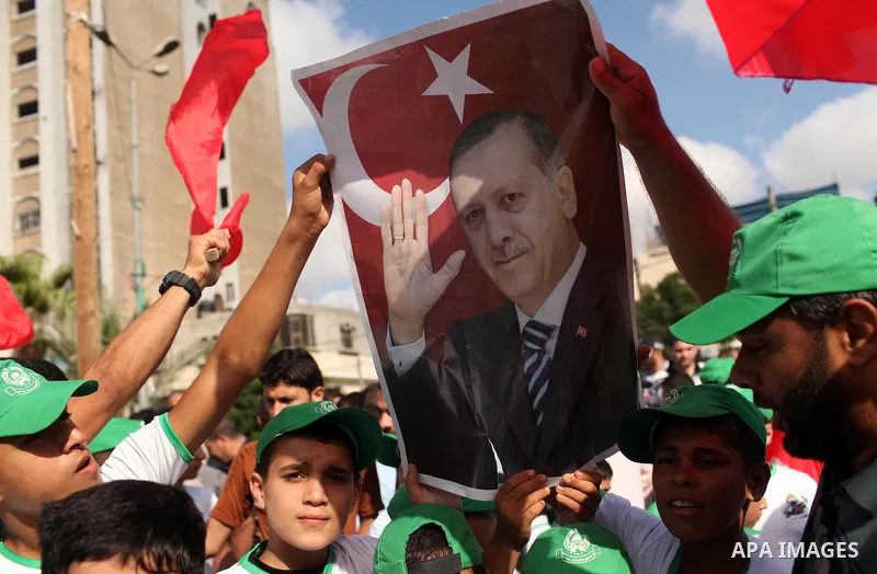 Palestinians hold banners during a protest against military coup attempt in Turkey, in Khan Younis in the southern Gaza strip, on July 16, 2016. Photo by Ashraf Amra