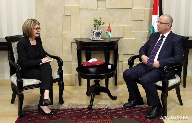 Palestinian Prime Minister, Rami Hamadallah, meets with mission of International Fund, in the West Bank city of Ramallah, on July 17, 2016. Photo by Prime Minister Office