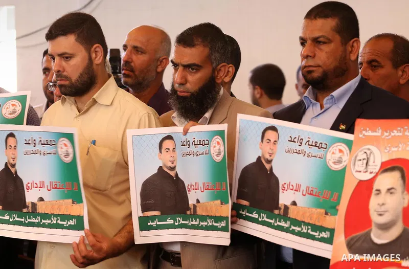 Palestinians take part in a protest demanding release the prisoners in Israeli jails, in front of Red cross office, in Gaza city, on July 18, 2016. Photo by Mohammed Asad