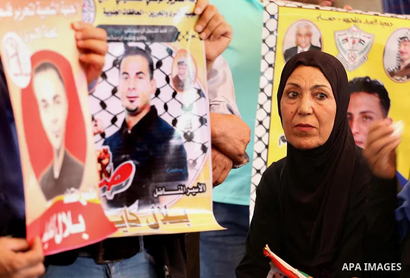 Palestinians take part in a protest demanding release the prisoners in Israeli jails, in front of Red cross office, in Gaza city, on July 18, 2016. Photo by Mohammed Asad