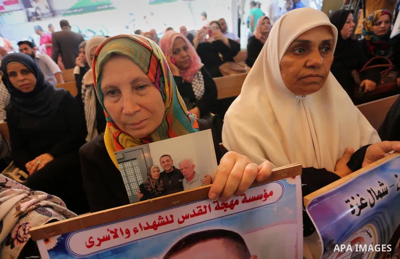 Palestinians take part in a protest demanding release the prisoners in Israeli jails, in front of Red cross office, in Gaza city, on July 18, 2016. Photo by Mohammed Asad