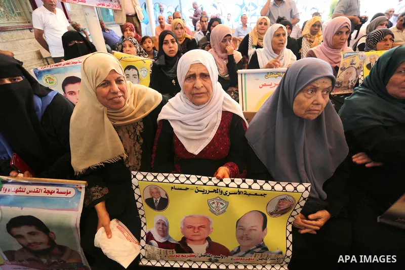 Palestinians take part in a protest demanding release the prisoners in Israeli jails, in front of Red cross office, in Gaza city, on July 18, 2016. Photo by Mohammed Asad