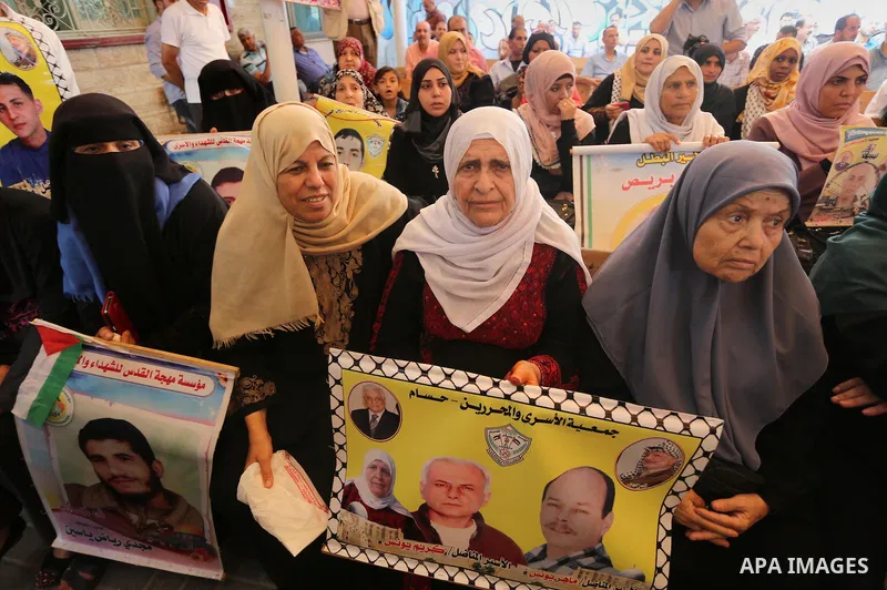 Palestinians take part in a protest demanding release the prisoners in Israeli jails, in front of Red cross office, in Gaza city, on July 18, 2016. Photo by Mohammed Asad