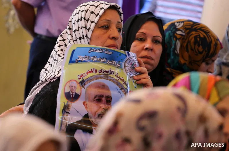 Palestinians take part in a protest demanding release the prisoners in Israeli jails, in front of Red cross office, in Gaza city, on July 18, 2016. Photo by Mohammed Asad