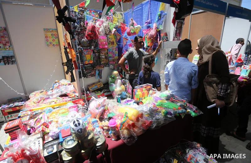 Palestinians attend the opening of an exhibition, in Gaza city, on July 18, 2016. Photo by Mohammed Asad