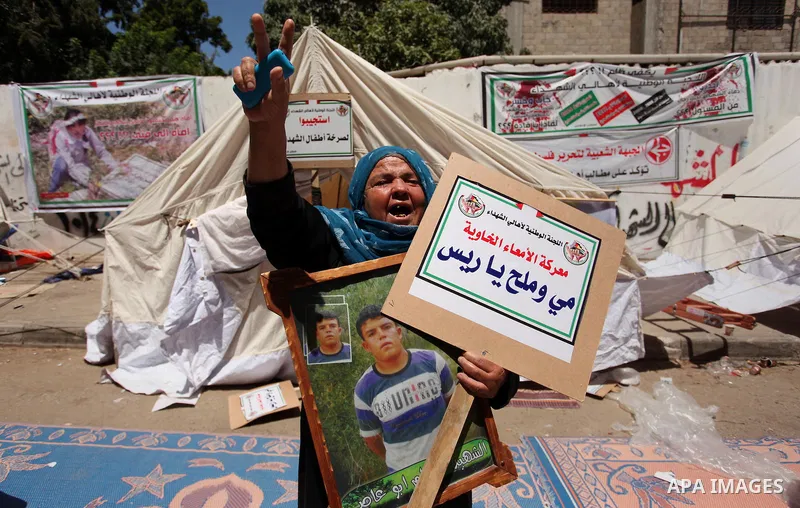 Palestinian families of martyrs take part a protest to demand their rights and salaries, in Gaza city, on July 19, 2016. Photo by Ashraf Amra
